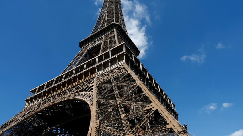 Фото - Эйфелеву башню собрались покрасить в 20-й раз за миллионы евро