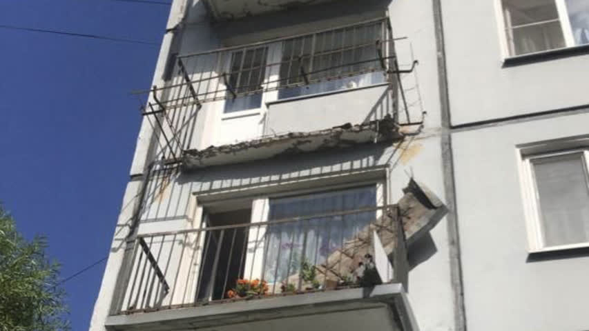 Фото - В Петербурге аварийный балкон рухнул вместе с людьми