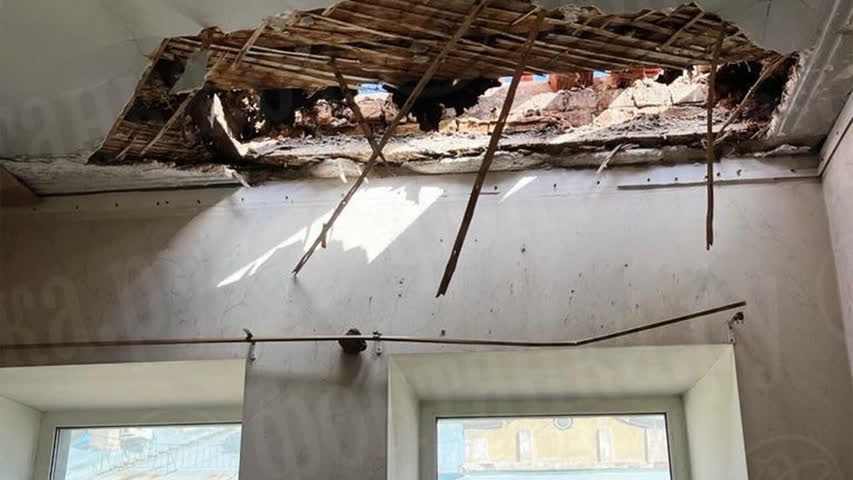 Фото - Житель Петербурга остался с дырой в потолке из-за ремонта кровли